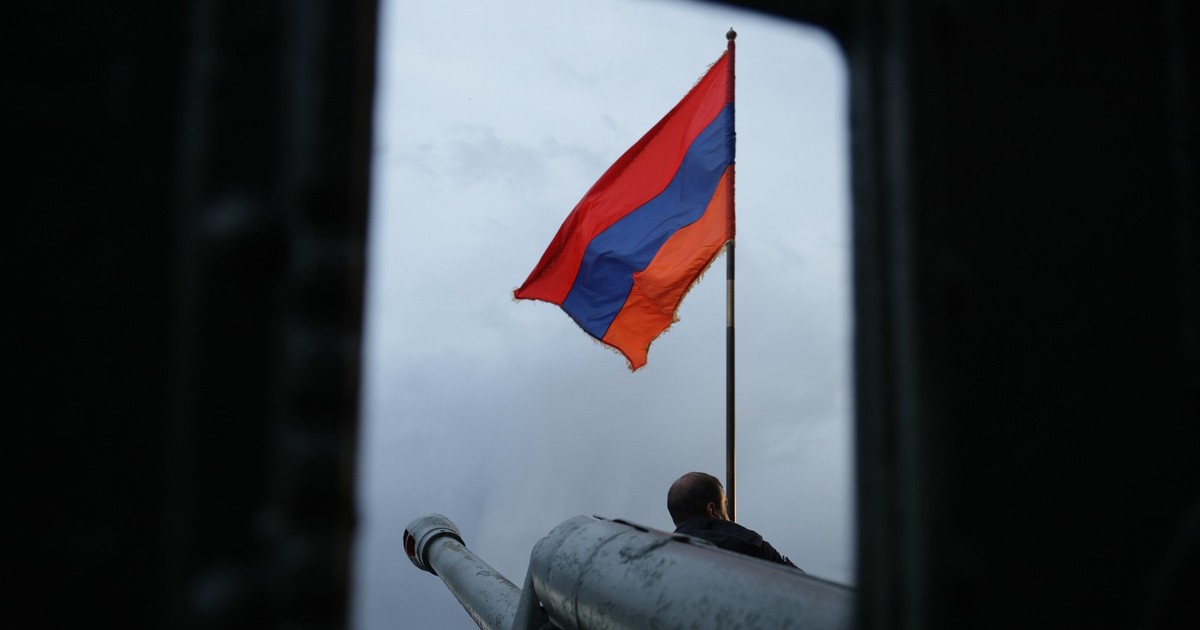 ARMENIA, EREVAN - 8 MAI 2026: Un bărbat este văzut în timpul unui miting preelectoral al partidului Armenia Puternică, ca parte a campaniei sale înaintea alegerilor parlamentare armene din 2026, programate pentru 7 iunie