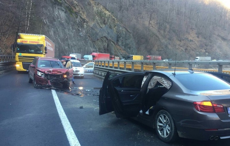 Accident pe Valea Oltului, pe viaductul de la Cârligul Mic. Impact frontal între două mașini
