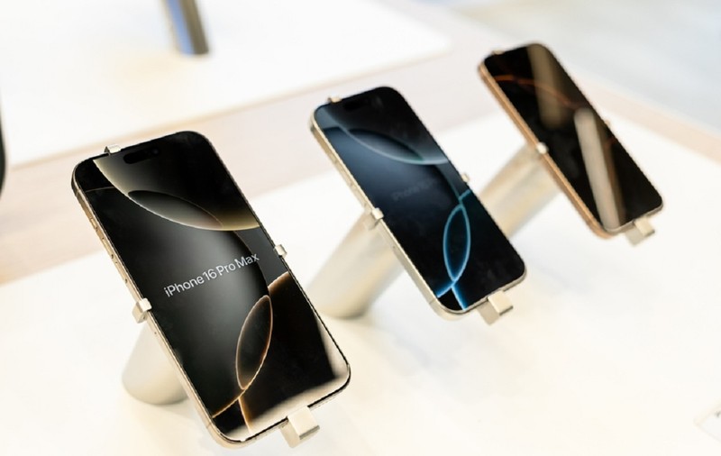 Cât costă iPhone 16 la eMAG de Black Friday 2024