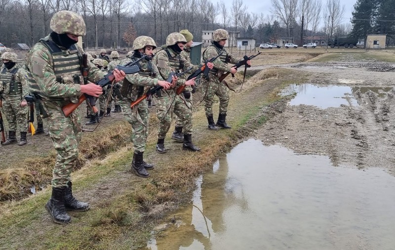 Sondaj: 58% dintre români nu sunt de acord cu reintroducerea serviciului militar obligatoriu. Câți au încredere că NATO va apăra România în caz de atac
