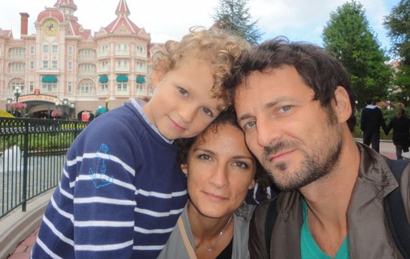 Andrei Aradits îşi rãsfaţã copilul la Disneyland înainte de începerea şcolii 