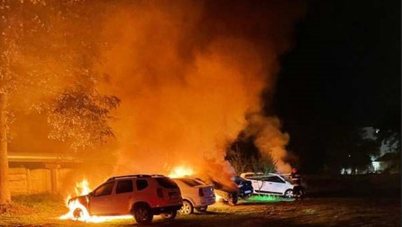 În total, 9 mașini au ars în curtea DGASPC Bacău | Foto: ISU