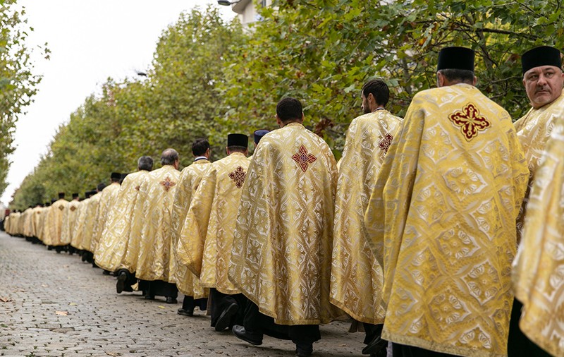 În plină pandemie, preoții merg din casă în casă cu sfințirea