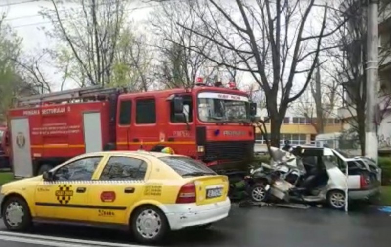 Accident între o mașină de pompieri și un autoturism, în această dimineață, în sectorul 3