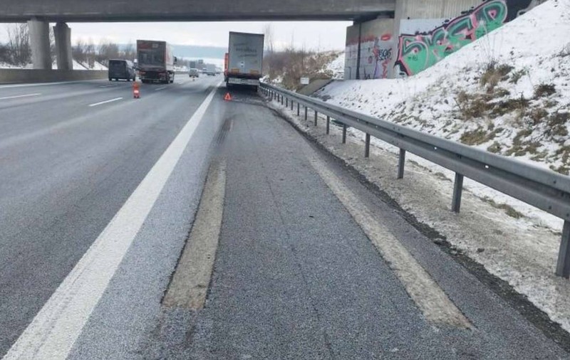 A tras de volan în ultima clipă, a rupt semiremorca și a distrus asfaltul. Manevra care a evitat o catastrofă și l-a transformat într-un erou