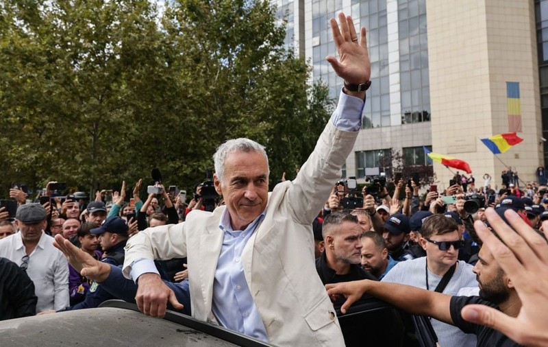 Calin Georgescu saluta sustinatorii adunati in fata Tribunalului Bucuresti, dupa decizia instantei - control judiciar. Foto: Vlad Chirea / Libertatea
