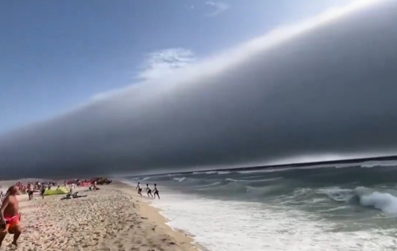Fenomenul meteo foarte rar care a speriat o plajă plină de oameni, în Portugalia: au crezut că un tsunami se apropie de ei I VIDEO   