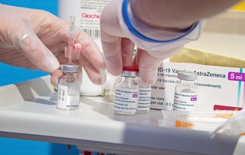 AstraZeneca, după ce a analizat cazurile a peste 17 milioane de oameni vaccinați cu serul său anti-COVID: "Nu există dovada unui risc crescut de tromboze"