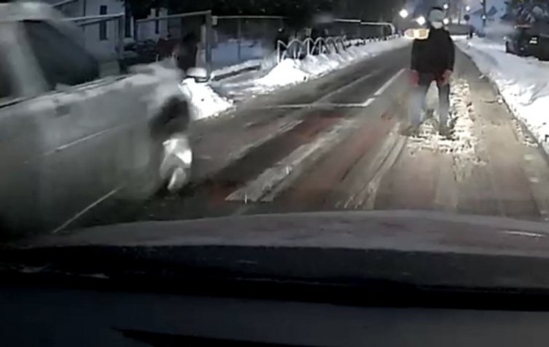 VIDEO | Copil la un pas să fie călcat pe trecere de un șofer care depășea, sub ochii unui polițist local care n-a făcut nimic, în Baia Mare