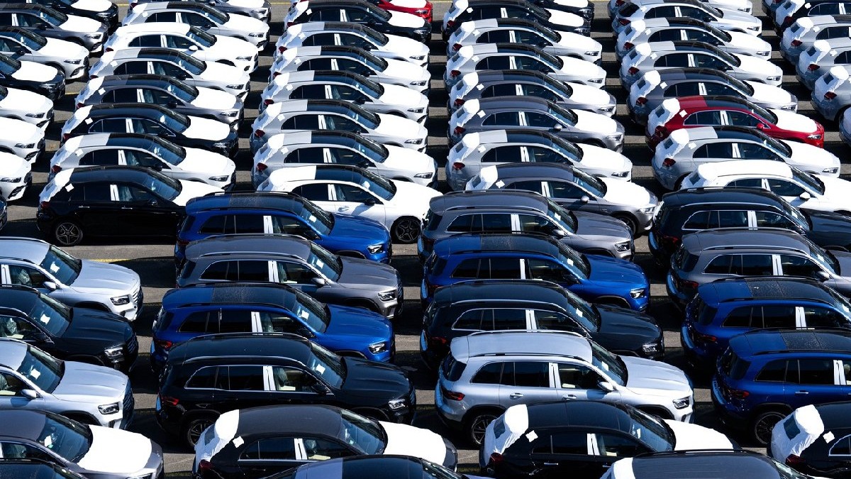 01 aprilie 2025, Bremen, Bremerhaven: Mașini parcate în incinta BLG Autoterminal Bremerhaven.