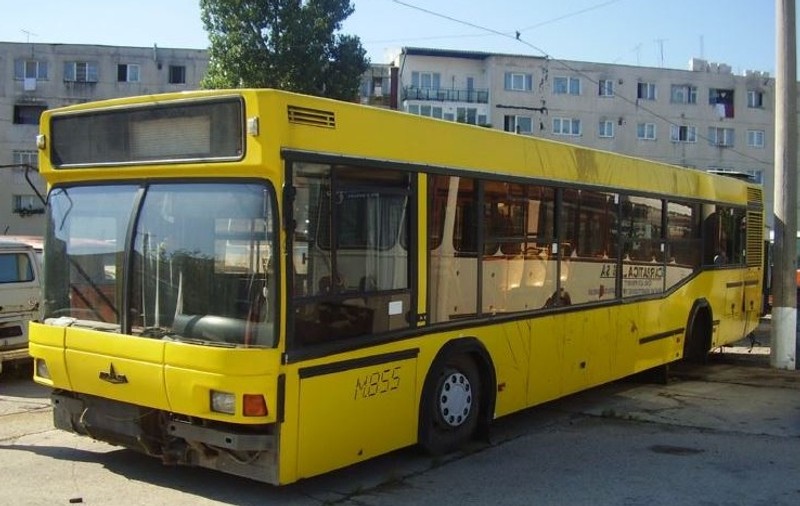 O femeie din Constanţa a căzut din autobuz, după ce şoferul A UITAT să închidă uşile