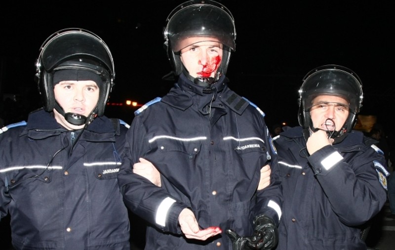 Iată cele mai şocante imagini de la protestele violente de sâmbătă | FOTO