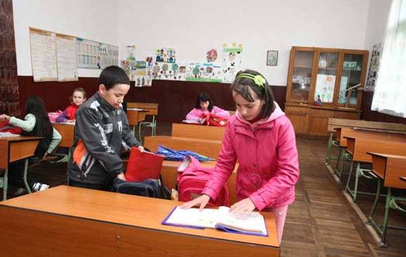 Foto | Copiii de la şcoala din Meliceşti au o singură învăţătoare: «Sunt în clasa a II-a, iar colegul meu este a IV-a»