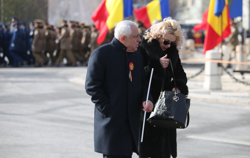 FOTO/ Petre Daea, alături de soția sa, la parada de 1 Decembrie. Carmen Daea, cu 20 de ani mai tânără decât ministrul Agriculturii