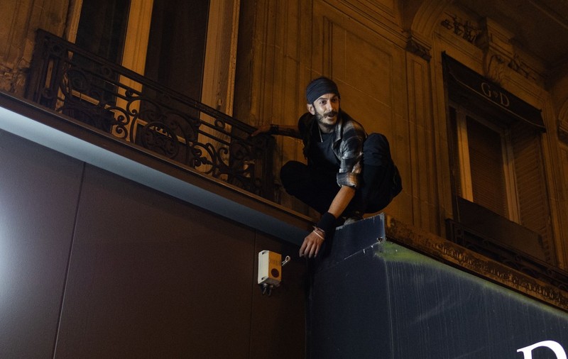 Practicanții de parkour sting luminile magazinelor din Franța, pentru a face economie la energie