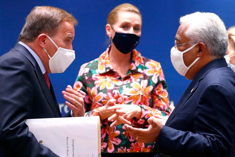 Premierul suedez Stefan Lofven, premierul danez, Mette Frederiksen și premierul portughez, Antonio Costa, sau nord versus sud pe tema planului de relansare european. FOTO: EPA