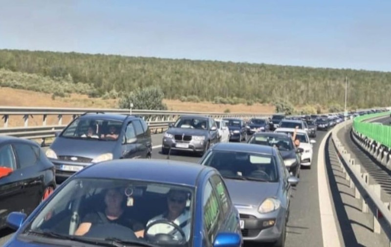 Aglomerație pe șosele, la finalul minivacanței de Sfânta Maria. Pe Autostrada Soarelui se merge bară la bară