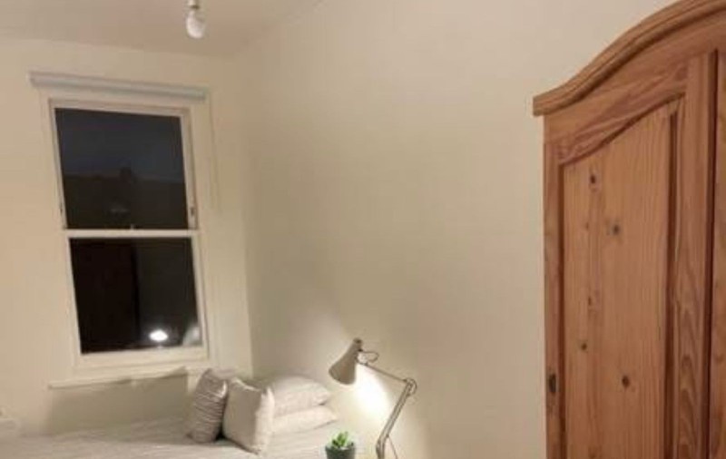 Anunțul de închiriere a unei camere a devenit viral. Cerințele proprietarei din Londra: „Să ajungă acasă după 20.30 seara”