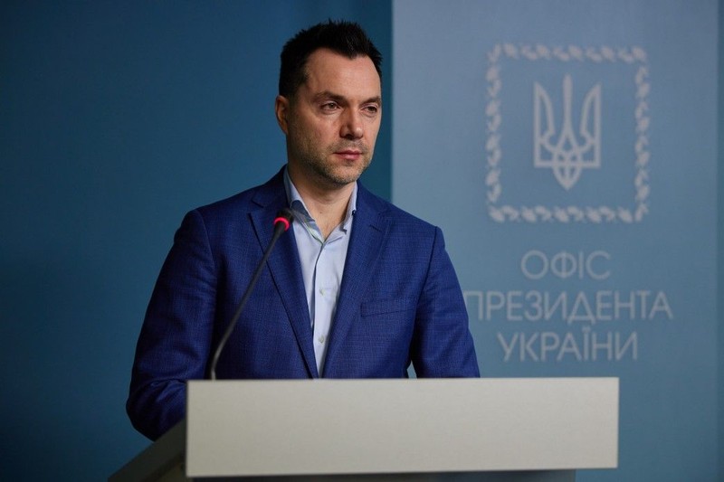 HANDOUT - 24 February 2022, Ukraine, Kiev: Alexei Arestovich, an adviser to the head of the Ukrainian President's Office, speaks at a press conference in the press centre of the President's Office. Russian troops attacked Ukraine in the morning. Photo: -/Ukrainian Presidency/dpa - ATTENTION: editorial use only and only if the credit mentioned above is referenced in full
