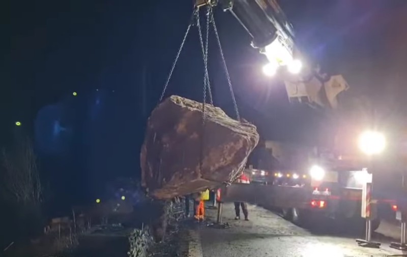 Traficul rutier pe Valea Oltului, blocat de pietre căzute de pe versanţi, a fost reluat