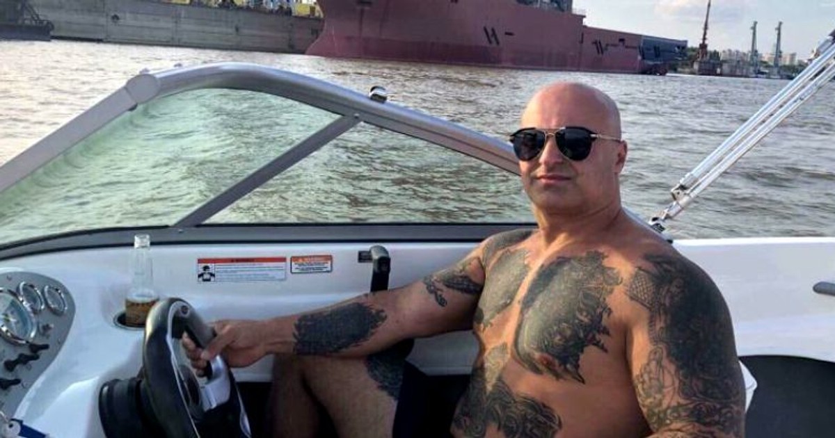 Cine este interlopul Dasaev. Interlopul Dasaev, la bustul gol, lăsând să se vadă mai multe tatuaje, în timp ce se află într-o barcă cu motor