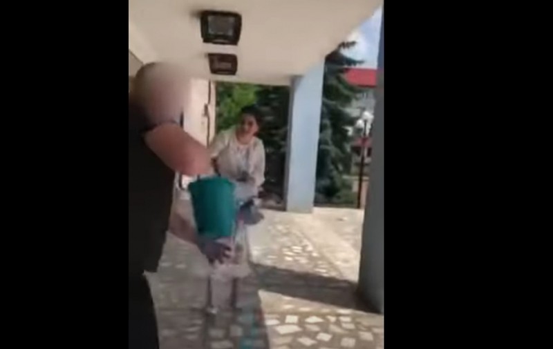 Tatăl unei studente din Cernăuți a aruncat cu dejecții peste profesoara fiicei lui, acuzând-o că a cerut bani pentru licență