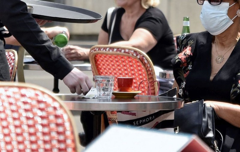 Un bucureștean s-a trezit că a plătit o „taxă COVID” la un restaurant