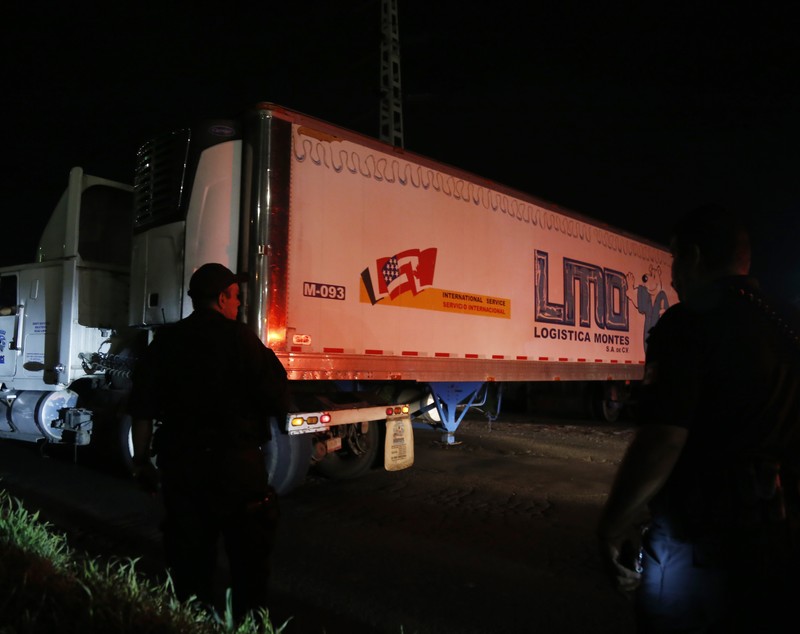FOTO / Un camion încărcat cu cadavre se plimba pe străzile unui oraș din Mexic