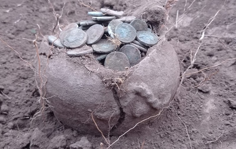 Vas getic plin cu monede romane, descoperit în județul Constanța