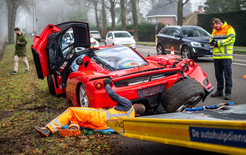 Un Ferrari Enzo extrem de rar, de peste 3 milioane de euro, distrus de un mecanic, în timp ce făcea teste, în Olanda