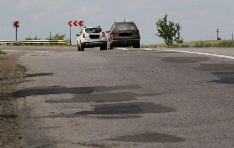 Şoferii din Botoşani se răscoală: Cer să nu mai plătească taxă pentru un drum plin de gropi