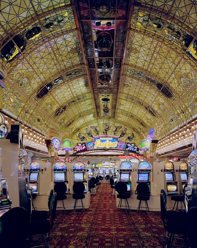 Legendarul cazinou Tropicana din Las Vegas, cu o istorie de 67 de ani, va fi demolat. Turnurile luxoasei clădiri se vor prăbuși într-un „eveniment exploziv unic”