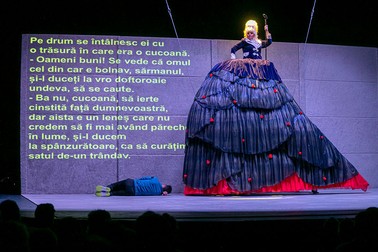 Ruxandra Maniu și Florin Hrițcu în spectacolul „Frontal”, Teatrul Tineretului Piatra Neamț