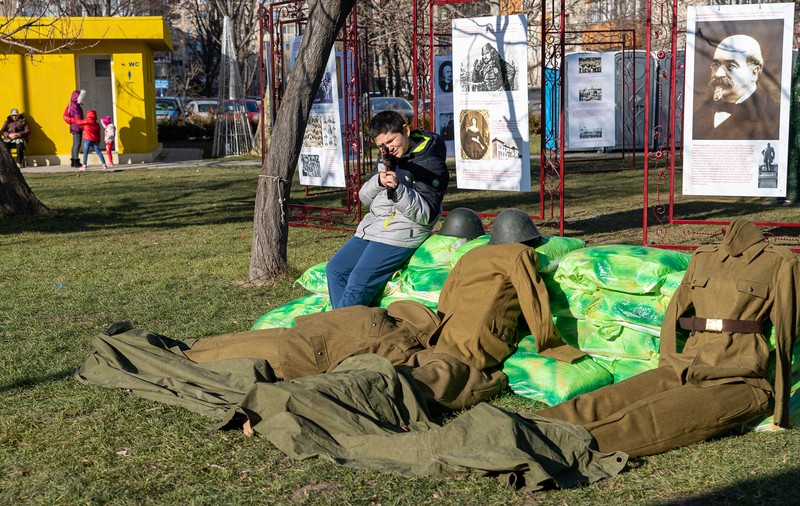 FOTO & VIDEO Mica Unire la preţ mare: din 280.000 de euro, Primăria Sectorului 5 putea împărţi icre negre şi şampanie. A dat tot fasole, cârnaţi şi play-back
