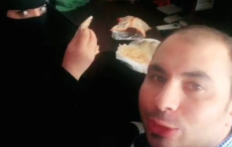 VIDEO| Bărbat arestat pentru că a luat masa cu o femeie în Arabia Saudită