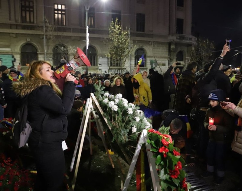 VIDEO & FOTO / Miting în București, la 29 de ani de la Revoluție. Mii de persoane au mărșăluit în memoria eroilor din 1989