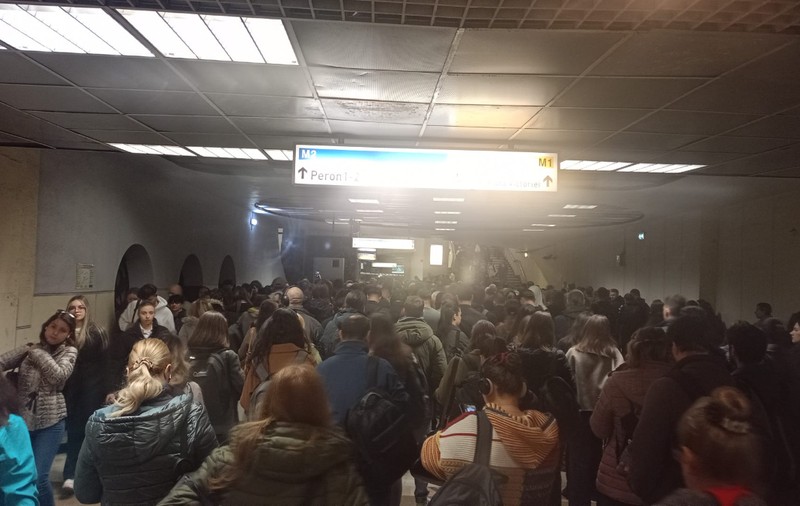 Un tren a stat zece minute în stația de metrou Unirii 2 din București din cauza unei uși defecte