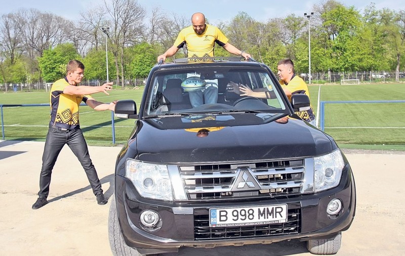 Au îmblânzit «bestia»! Trei internaţionali români de rugby au testat o maşină de teren