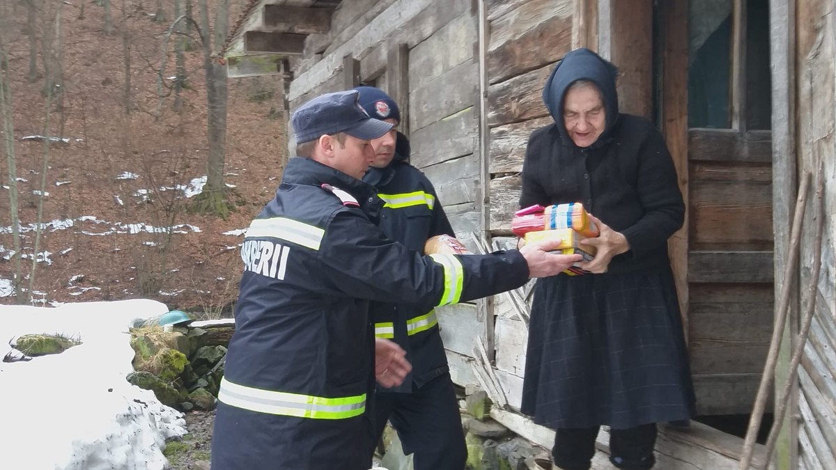 Bătrânii care trăiesc în satele risipite din Munții Apuseni au primit ajutoare de la pompierii din Hunedoara