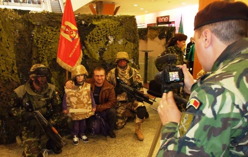 Armata se mută în MALL şi parcuri