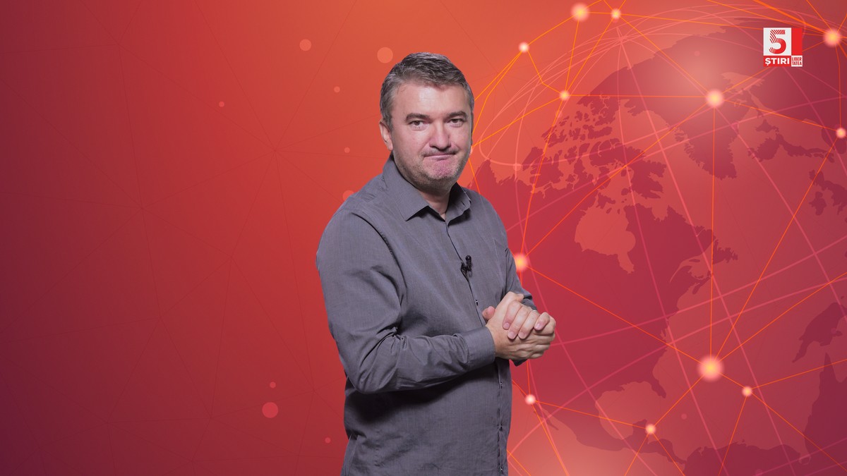 Dorin Chioțea, redactor șef Libertatea, îmbrăcat cu o cămașă gri, pe un fundal roșu