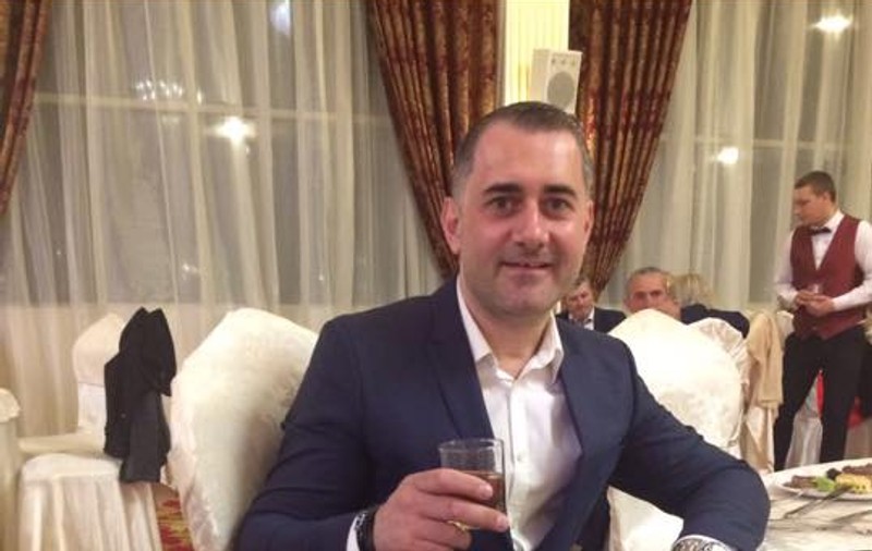 Cine este omul de afaceri român care s-a filmat în timp ce flutura un teanc de euro în fața camerei: „Ce să fac cu banii ăștia? Mai iau o ladă de porci sau dăm petrecere?”