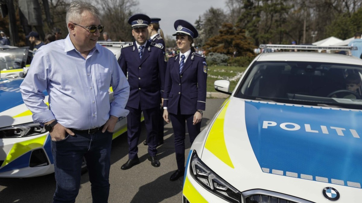 Lucian Bode și mașinile BMW ale Poliției. Foto: Inquam Photos / Octav Ganea
