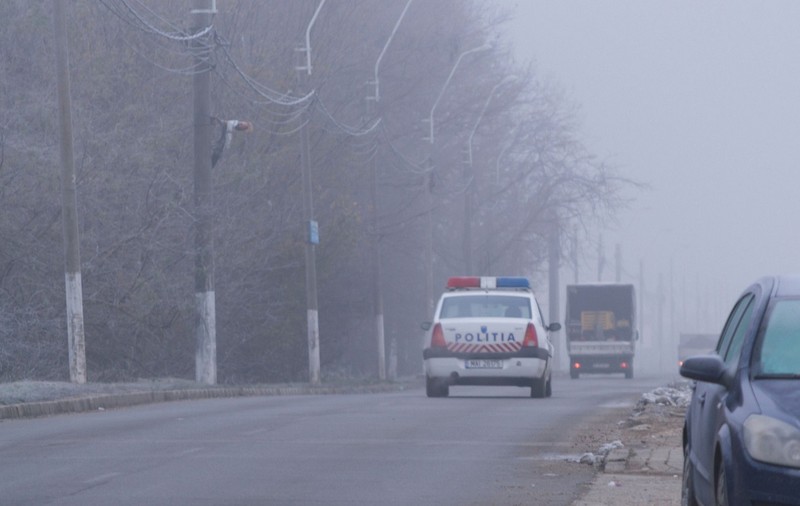Cinci oameni au sărit din mers dintr-o mașină urmărită de polițiști, în Timiș. Agenții au tras focuri de armă în urma fugarilor
