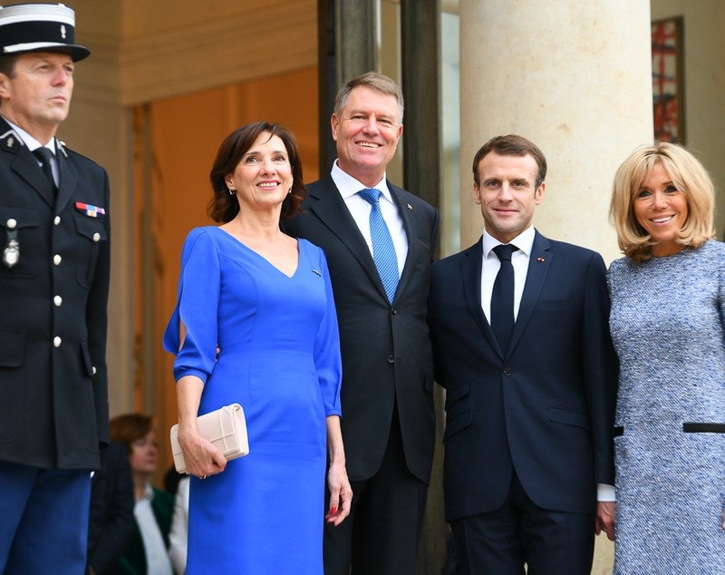 GALERIE FOTO / Carmen Iohannis a impresionat cu ținutele purtate la Paris. Ea și Brigitte Macron au fost în centrul atenției