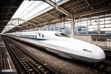 Trenurile japoneze de mare viteză Shinkansen sunt construite de către Kawasaki, Hitachi și Mitsubishi