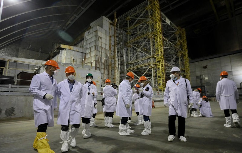 Lucrează non-stop și mănâncă o singură masă pe zi. Traiul angajaților de la centrala nucleară Cernobîl, capturată de ruși în prima zi de război