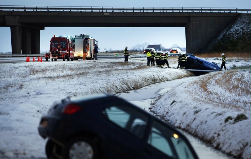Aproape o sută de accidente rutiere în ţară, din cauza poleiului