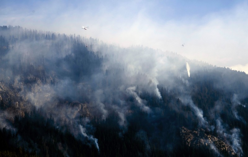 Incendiu masiv în Alpii Elvețieni, aproape de ghețarul Aletsch. Focul arde de aproape 24 de ore, mai multe sate au fost evacuate, armata a trimis elicoptere