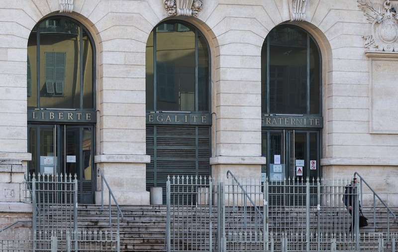 Familie de români, bătută cu bare de fier de doi vecini moldoveni, în Franța. Fiica de 10 ani a ajuns la spital cu răni grave la cap
